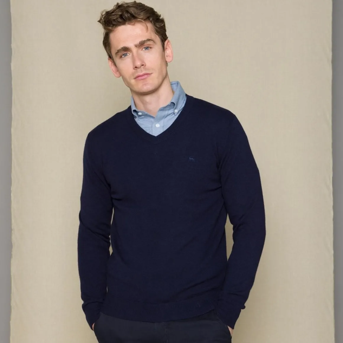Magee | Lunnaigh V Neck Jumper - Navy